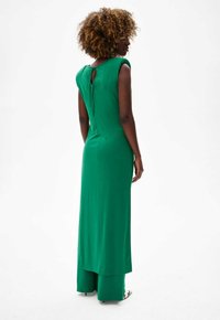 Groene, mouwloze maxi-jurk met een slanke silhouet, heeft een keyhole rugdetail, een soepele textuur en een gelaagde zoom.