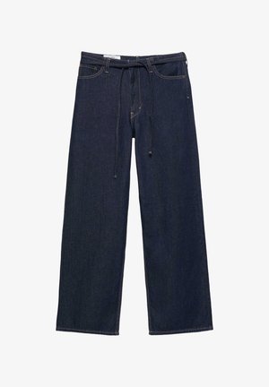Pantalon en denim bleu foncé à jambes larges avec poches devant et ceinture à cordon noir fin à la taille.