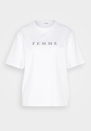Bela bomba majica s kratkimi rokavi, na kateri je v črnih blokovnih črkah sredi spredaj napisano "FEMME". Okrogla obleka.