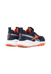 Scarpe da ginnastica blu con tomaia in rete, dettagli arancioni e grigi. Presentano una suola bianca con sezioni arancioni nella parte inferiore.