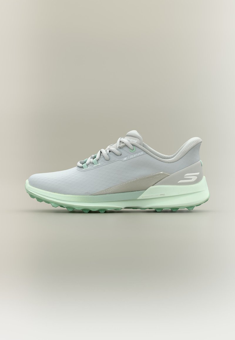 Lys grå og mintgrønn treningssko med teksturert såle og snøring, vist på en nøytral bakgrunn.