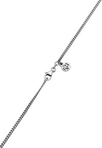 Silverfärgad kedja armband med vävt mönster, låsning med spänne, och en rund berlock med ett intrikat mönster.