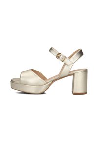Metallic gouden hoge hak sandalen met een brede blokhak, open teen ontwerp, verstelbare enkelband en een gladde satijnen afwerking.