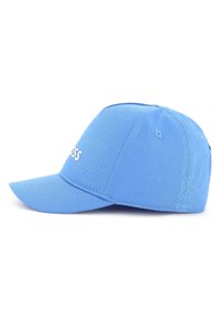 Casquette de baseball bleu clair à visière incurvée, en tissu doux, avec du texte brodé blanc sur le devant et des trous de ventilation sur le dessus.