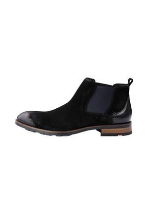 Stivale Chelsea nero in camoscio e pelle con pannelli laterali elasticizzati, tacco impilato in legno e linguetta posteriore.