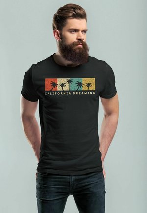 Schwarzes Baumwoll-T-Shirt mit grafischem Design, das Palmen in orange, grün, gelb und cremefarbenen Streifen zeigt und mit "CALIFORNIA DREAMING" beschriftet ist.