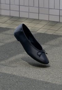 Επιλέχθηκε, black