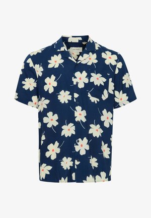 Donkerblauw shirt met korte mouwen, voorzien van een wit bloemenpatroon en rode accenten, gemaakt van een lichte stof; heeft een knoopsluiting aan de voorkant en een borstzak.