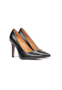 Tacones altos de cuero negro con un diseño de punta afilada, tacón de aguja delgado y textura suave. El interior presenta un forro de cuero en tono marrón.