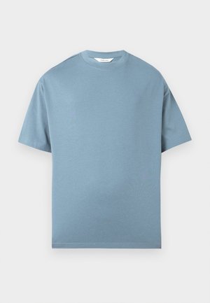 Blaues kurzärmeliges Rundhals-T-Shirt mit regulärer Passform, flach auf einem weißen Hintergrund präsentiert.