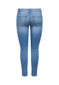 No aizmugures skatā - gaismas zilu plānā piegriezuma džinsu bikses ar divām aizmugures kabatām un augstu vidukļa jostu uz baltas fona.