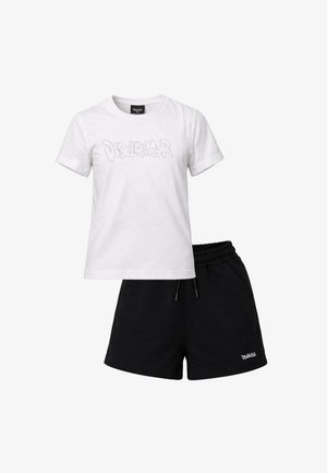 T-shirt bianca a maniche corte con scritta "Disclaimer" e pantaloncini neri con vita elastica, coulisse e piccolo logo "Disclaimer" sull'orlo sinistro.