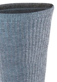 Grå strikket sok med en ribbet tekstur, pr�æsenterer en ensfarvet farve med subtile variationer i nuance gennem stoffet.