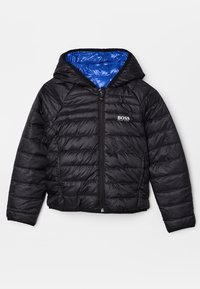 Chaqueta acolchada negra con capucha, diseño acolchado y forro azul. Cierre frontal con cremallera, logo de la marca en el pecho y puños elásticos.