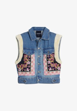 Denimvest med pelskant, der har to broderede blomsterlommer i klare farver mod en mørk baggrund, knaplukning foran og uden ærmer.