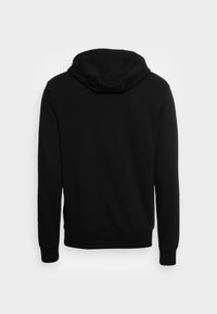 Sudadera negra con un corte relajado, que cuenta con capucha con cordón, mangas largas y puños acanalados. Textura suave, diseño minimalista.