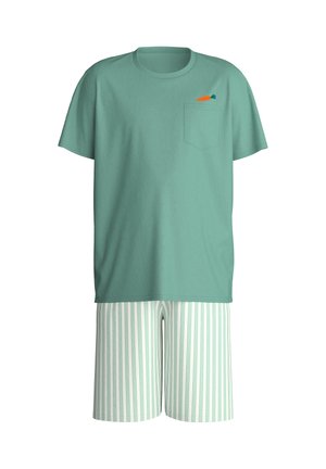 Groen kortärmelig shirt met een kleine wortelafbeelding op het borstzakje, gecombineerd met witte shorts met dunne groene verticale strepen.