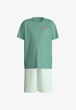 Groen kortärmelig shirt met een kleine wortelafbeelding op het borstzakje, gecombineerd met witte shorts met dunne groene verticale strepen.