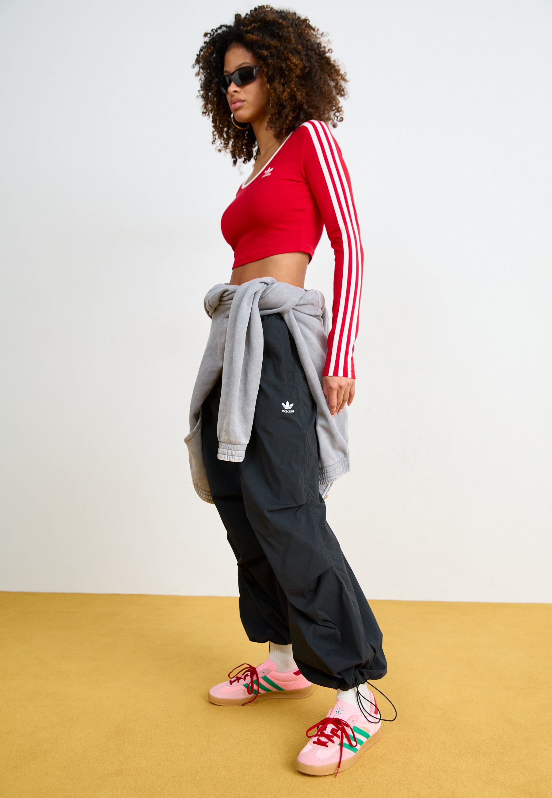 【adidas】ESSENTIALS RIPSTOP PARACHUTE PANTS パンツ Black adidas Originals Essentials Ripstop Parachute Pants