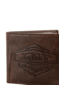 Portafoglio in pelle marrone con logo 'Von Dutch' in rilievo, forma rettangolare, cuciture visibili lungo i bordi e superficie testurizzata.
