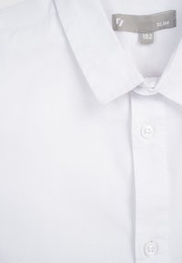 Biała koszula slim-fit, materiał bawełniany, kołnierzyk zapinany na guziki, guziki z przodu, gładka tekstura, minimalistyczny design, widoczna metka z rozmiarem 182.