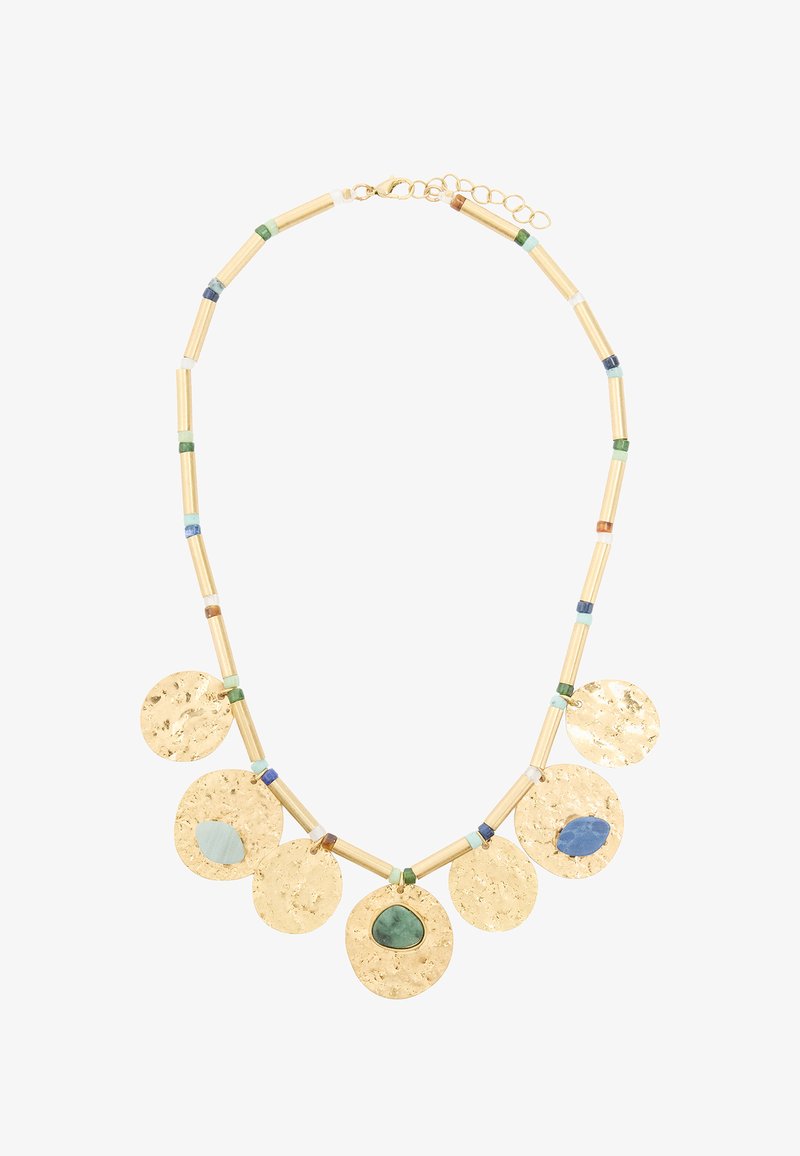 Naszyjnik w kolorze złotym, z różnej wielkości młotkowanymi dyskami oraz kolorowymi koralikami w akcentach niebieskim, zielonym i białym, z zapięciem na łańcuszek.