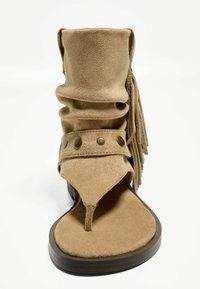 Bershka FLAT WITH FRINGING - GAITER  - Sandale cu baretă pe gleznă - sand