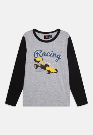 Szara koszulka z długim rękawem i czarnymi rękawami, z żółtym samochodem wyścigowym i słowami "Racing" oraz "Rebel" z przodu.