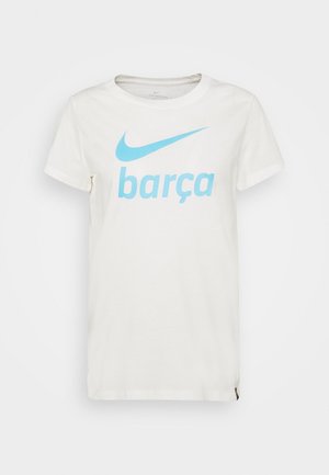 T-shirt blanc à manches courtes avec logo Nike bleu et le mot "barça" imprimé sur le devant.