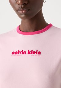 Calvin Klein Jeans RETRO LOGO GRAPHIC TEE - T-shirts med print - sweet pink