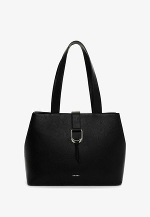 Zwarte leren draagtas met een gestructureerd oppervlak, dubbele schouderriemen, een gespenaccent aan de voorkant en een eenvoudig logo aan de onderkant. Rechthoekige vorm.