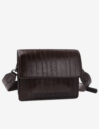 Borsa a tracolla in pelle marrone con motivo a righe testurizzato. Presenta una chiusura a patta, una tracolla regolabile e un dettaglio di tasca anteriore.