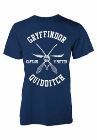 Námořnická modrá tričko s bílým textem: "GRYFFINDOR QUIDDITCH", ilustrací Quaffle a zkříženými košťaty. Krátké rukávy, kulatý výstřih.
