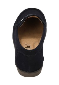 Zapato de ante azul marino sin cordones con puntera redonda, costuras decorativas y una plantilla acolchada. El interior cuenta con un forro suave en color marrón claro.