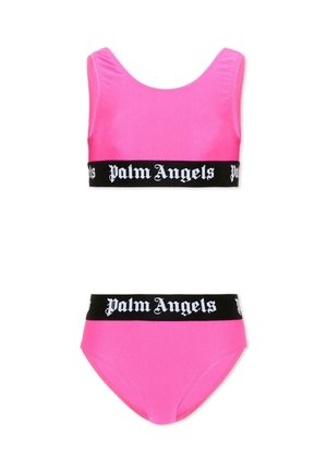 Jasnoróżowy dwuczęściowy strój kąpielowy z czarnymi elastycznymi paskami z napisem "Palm Angels" białą gotycką czcionką.