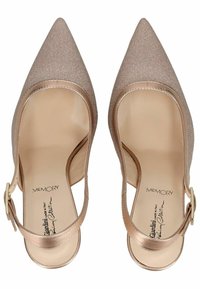 Paire d'escarpins à bout pointu couleur or rose pailleté avec brides arrière à boucle réglable et semelles intérieures beiges avec texte de la marque.