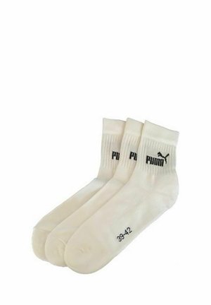 Drei Paar weiße Knöchelsocken mit schwarzem Puma-Logo und der Größe 39-42, die sich überlappend auf einem weißen Hintergrund anordnen.