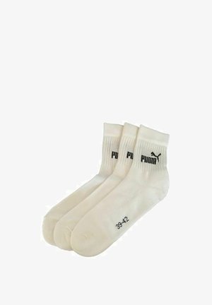 Drei Paar weiße Knöchelsocken mit schwarzem Puma-Logo und der Größe 39-42, die sich überlappend auf einem weißen Hintergrund anordnen.