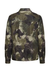 Vista posteriore di una camicia a maniche lunghe con motivo mimetico verde, marrone e nero e polsini con bottoni.
