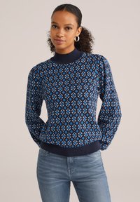 Maglione blu navy con motivo a diamante in azzurro chiaro e bianco. Collo e polsini a coste, con maniche lunghe e vestibilità comoda.