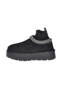 Stivali alla caviglia in suede nero con collare lavorato a maglia e una fascia decorativa in tonalità argento. Presentano una suola in gomma testurizzata e un tassello per aiutare a indossarli.