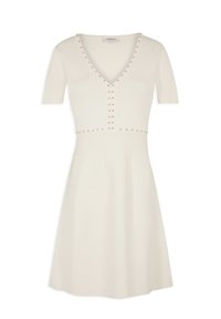Cremefarbenes Kurzarmkleid mit V-Ausschnitt, figurbetontem Taillenbereich und dekorativen Nieten entlang des Ausschnitts, der Mitte des Oberteils und der Taille.