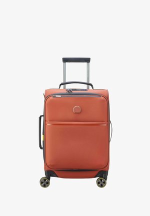 Oranje harde koffer met uittrekbare handgreep, vier spinwielen en een voorvak met rits. Glad oppervlak en minimalistisch ontwerp.