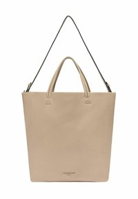 Bolso tote de cuero beige con asas dobles y una correa de hombro negra ajustable y delgada, con la marca "Liebeskind Berlin" en el centro inferior.