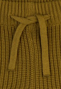 Gebreid sweater in olijfgroen met een geribbelde structuur, voorzien van een verstelbare trekkoord en een dikke, warme stof.