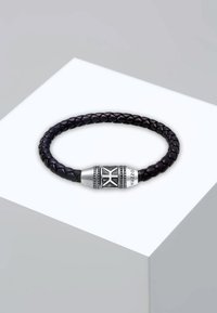 Svart flätad läderarmband med en texturerad silverlåsning med en intrikat design och ingraverad text.