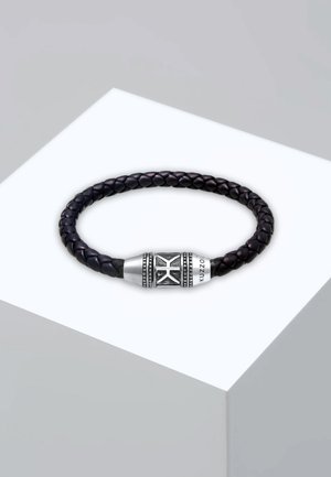 Schwarzes geflochtenes Lederarmband mit einem strukturierten Silberverschluss, der ein filigranes Design und gravierte Schriftzüge aufweist.