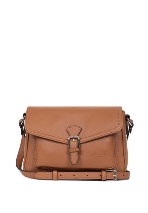 Sac bandoulière en cuir marron avec un rabat et une fermeture à boucle. Présente une surface texturée, une sangle réglable et un design minimaliste.