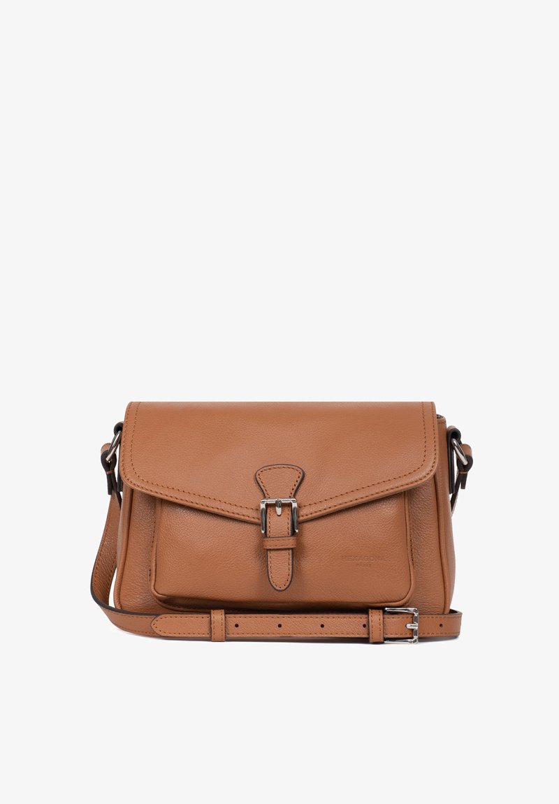 Bruine leren crossbody tas met een klep en sluiting met gesp. Het heeft een getextureerd oppervlak, een verstelbare schouderband en een minimalistisch ontwerp.