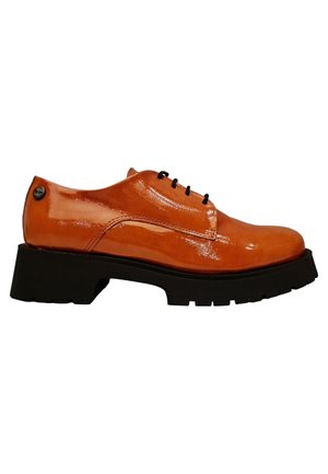 Zapato de charol naranja con cordones y suela de goma negra gruesa, que presenta una textura suave y un diseño de punta redonda.